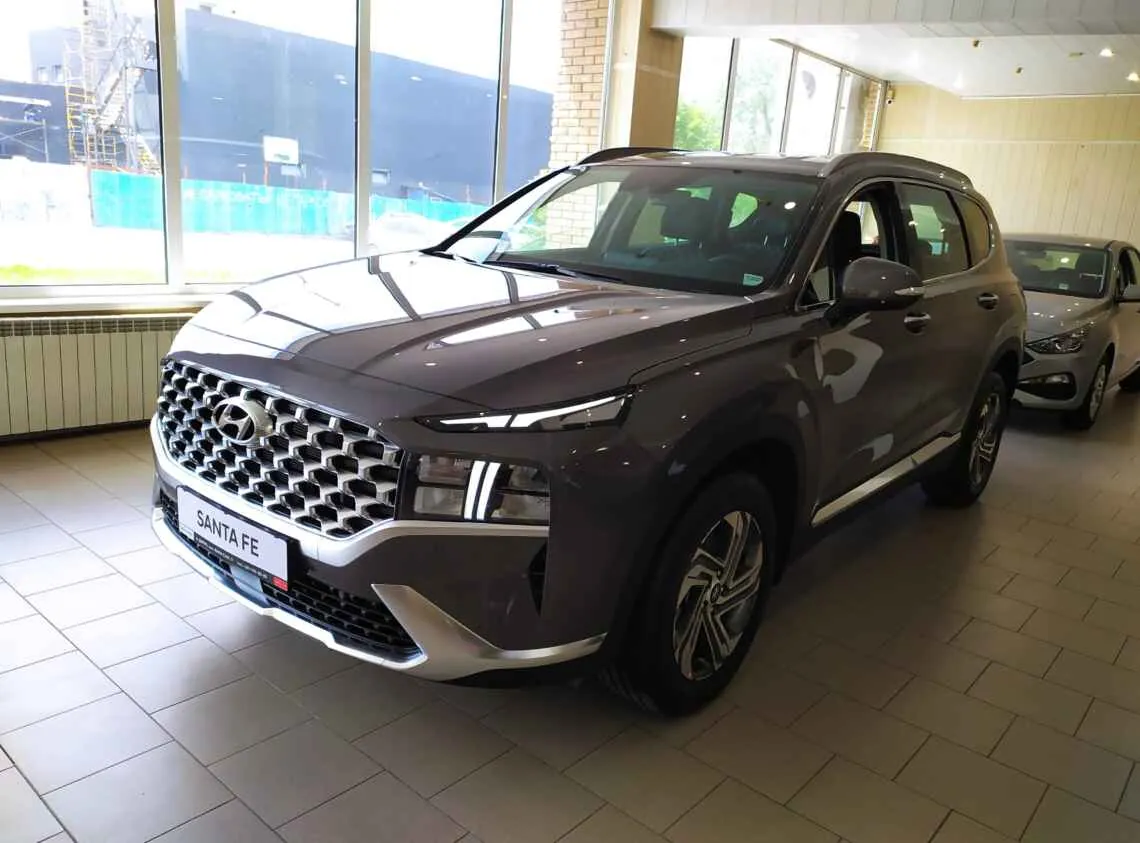Серый Hyundai Santa Fe в шоуруме