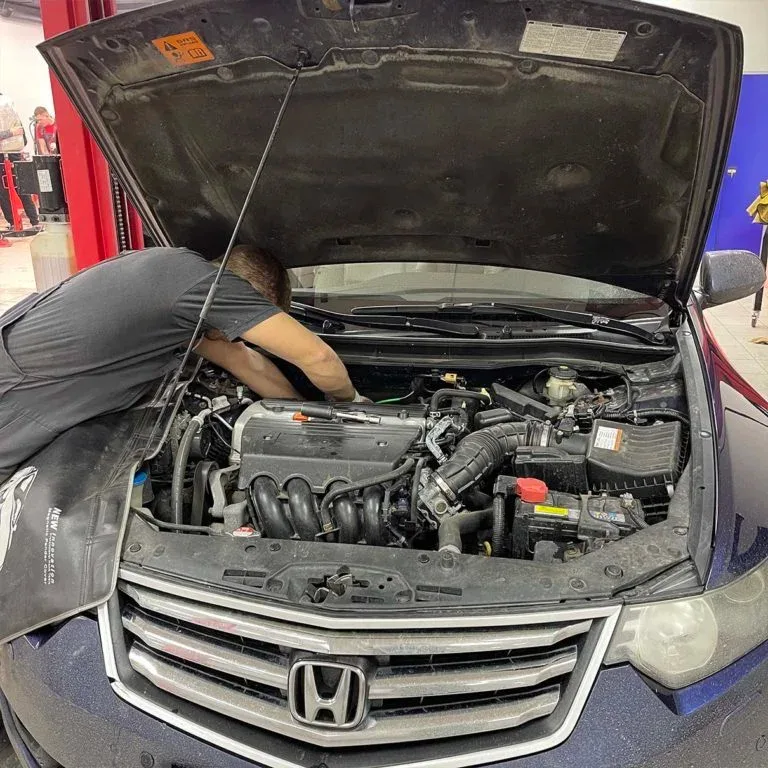 Чип-тюнинг Honda: моторный отсек седана с открытым капотом